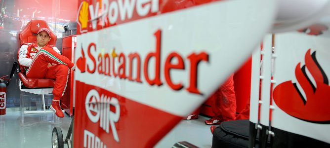 Felipe Massa en el box de Ferrari