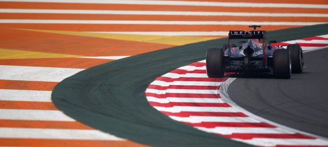 Sebastian Vettel en una de las curvas más complicadas del trazado indio