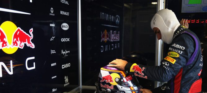 Carlos Sainz Jr en el box de Red Bull