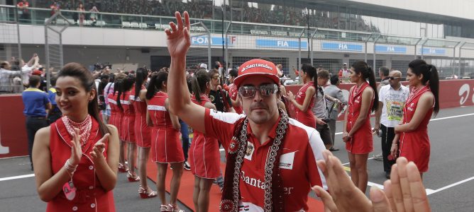 Fernando Alonso en la parrilla de la India