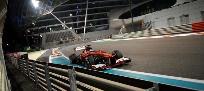 Fernando Alonso rueda en el circuito de Yas Marina