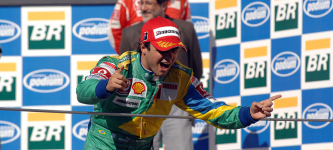 Felipe Massa celebra su victoria en el GP de Brasil 2006 en Interlagos