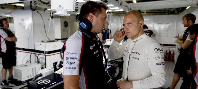 Valtteri Bottas habla con un ingeniero en el box de Williams