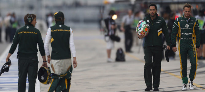 Pic y Van der Garde caminan en el pit-lane de Austin