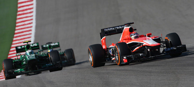 Jules Bianchi por delante de ambos Caterham en Austin 2013