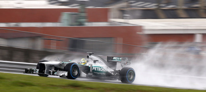 Nico Rosberg bajo la lluvia en Interlagos 2013