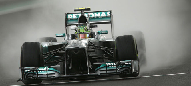 Lewis Hamilton estrenó casco bajo la lluvia en Brasil 2013