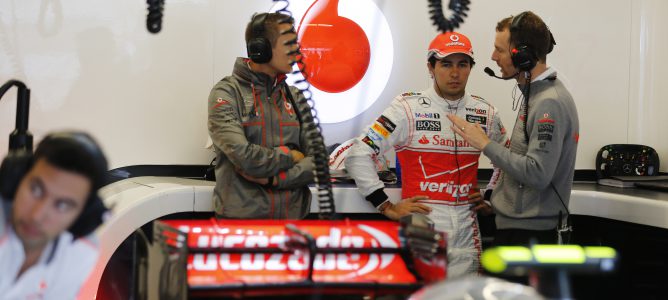 Sergio Pérez en el box de McLaren