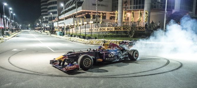 Daniel Ricciardo se exhibe con Red Bull en Sri Lanka