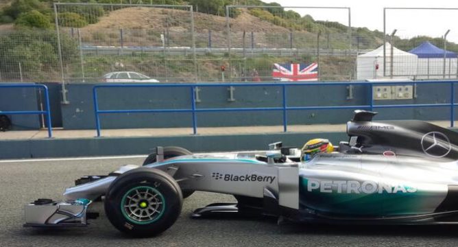 La tranquilidad y el accidente de Hamilton, protagonistas en la primera mañana de test