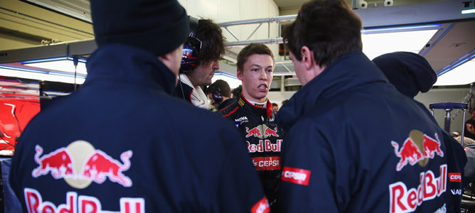 Daniil Kvyat habla con los ingenieros de Toro Rosso en Jerez