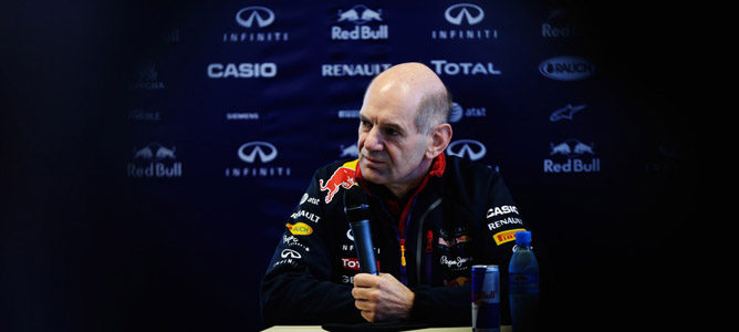 Adrian Newey duda de la legalidad de la suspensión trasera del nuevo McLaren