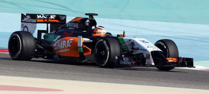 Hülkenberg cabalga en el desierto y lidera el primer día de test en Baréin