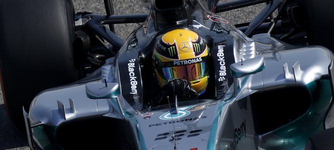 Lewis Hamilton se alza con el mejor tiempo en la tercera mañana de test en Baréin