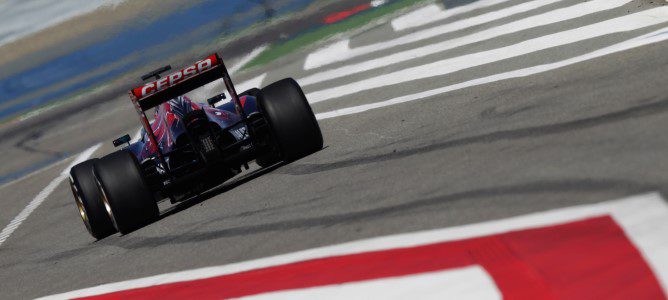 Kvyat sale del pitlane con el STR9 en el Circuito de Baréin