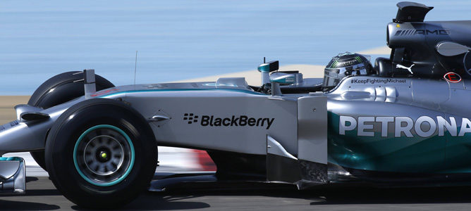 Mercedes se cuelga el cartel de favorito liderando el último día en Baréin