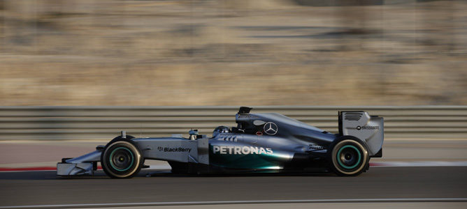 Nico Rosberg pilota el Mercedes W05 en Baréin