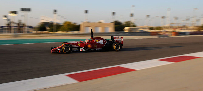 Kimi Räikkönen pilota el Ferrari F14T en los test de pretemporada en Baréin