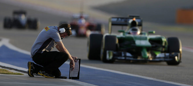 Un técnico de Pirelli mide la temperatura en el pit-lane de Baréin