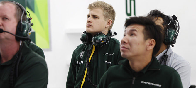 Kamui Kobayashi y Marcus Ericsson en el box de Caterham