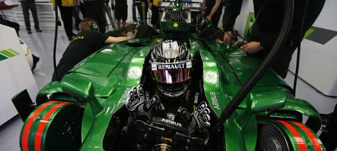 Kamui Kobayashi subido al Caterham CT05 en su garaje