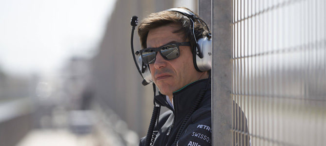 Toto Wolff observa desde el muro la acción en pista de los test de Baréin