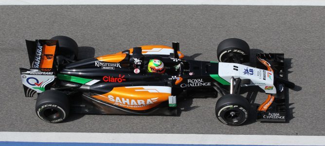 Sergio Pérez destroza el crono y lidera la primera mañana de los últimos test en Baréin