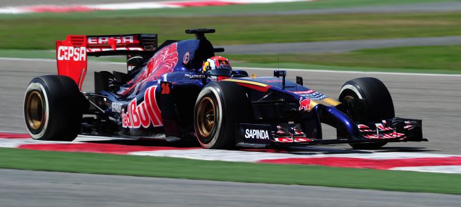 Kvyat rueda en Sakhir