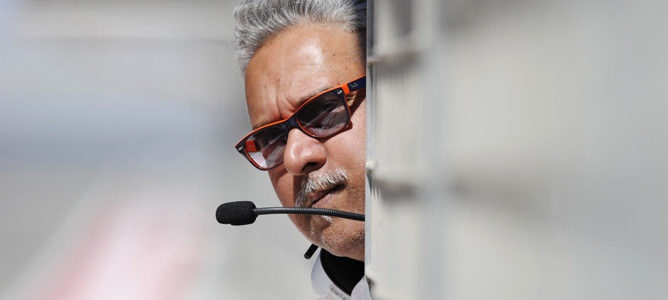 Vijay Mallya se asoma al muro para ver los progresos de Force India