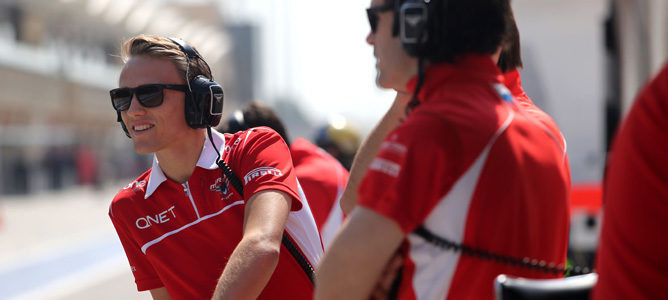 Max Chilton junto a miembros de Marussia en Baréin