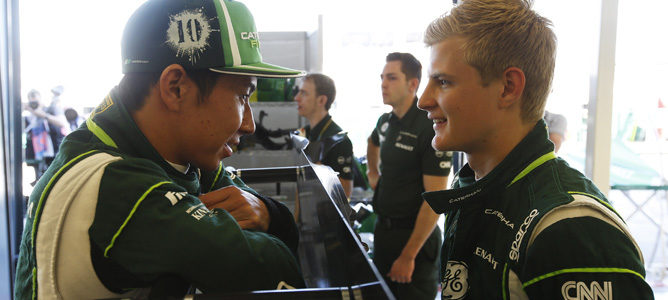 Kobayashi y Ericsson hablan ene l box de Caterham