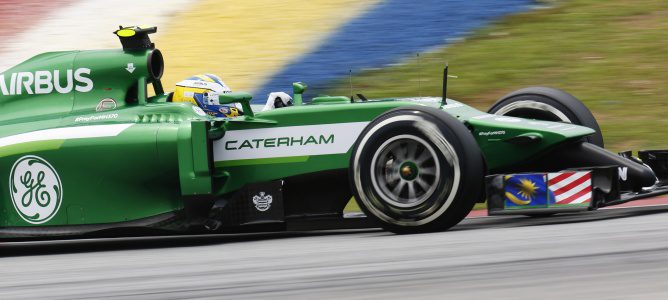 Lewis Hamilton se lleva la pole en una clasificación pasada por agua en el GP de Malasia 2014