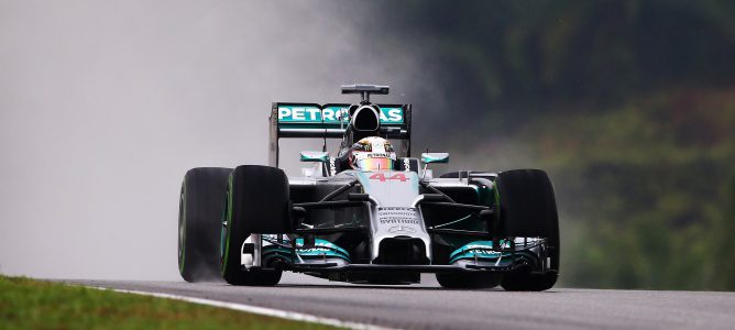 Lewis Hamilton se lleva la pole en una clasificación pasada por agua en el GP de Malasia 2014