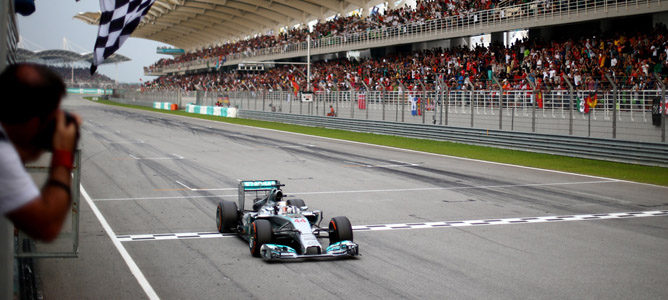 Hamilton: "Me estoy empujando a mí mismo más de lo que lo hace Rosberg"