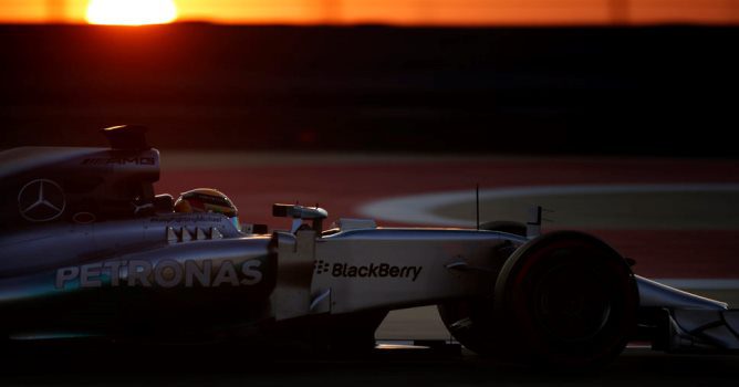 Lewis Hamilton no cede y lidera la noche de Sakhir en los Libres 2 del GP de Baréin 2014