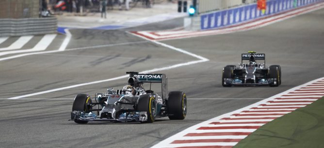 Alonso elogia el buen trabajo de Mercedes: "Nico y Lewis están pilotando muy bien"