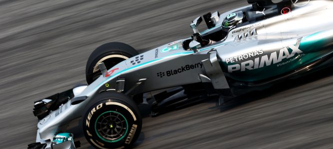 Nico Rosberg encabeza con holgura el primer día de test en Baréin