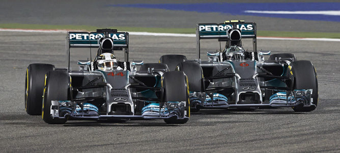 Lewis Hamilton y Noco Rosberg pelean con Mercedes por la victoria en el GP Baréin 2014