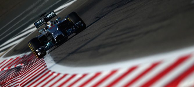 Lewis Hamilton cierra la etapa en Baréin liderando el segundo día de test