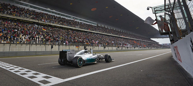 Lewis Hamilton cruza bajo la bandera a cuadros en China 2014