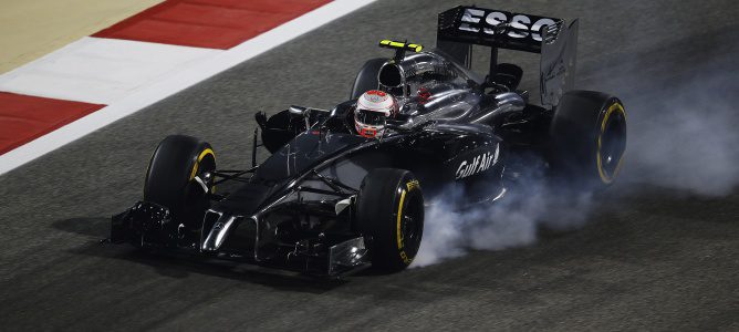 Boullier habla sobre Magnussen: "Tiene un coche que no es fácil de pilotar y eso no le ayuda"