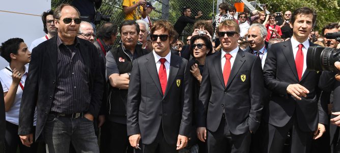 Fernando Alonso y Kimi Räikkönen recuerdan a Ayrton Senna en el circuito de Imola
