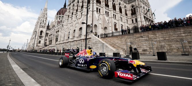 Daniel Ricciardo rueda en las calles de Budapest con el RB7