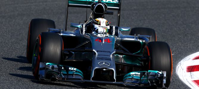 Lewis Hamilton no da tregua y toma las riendas de los Libres 1 del GP de España 2014