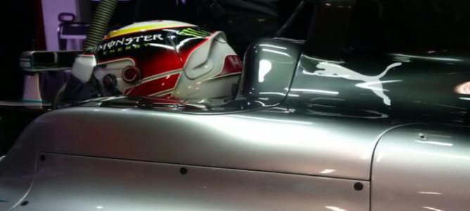 Lewis Hamilton lidera en mojado la primera mañana de test en Barcelona