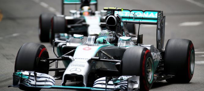 Eric Boullier cree que es "imposible" que Mercedes mantenga a raya a sus pilotos