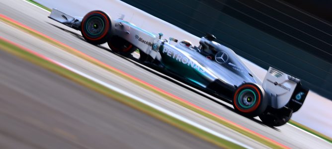 Lewis Hamilton exalta a los fans en casa al liderar los Libres 2 del GP de Gran Bretaña 2014