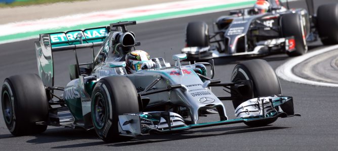 Lewis Hamilton deja claro quién manda al liderar los Libres 2 del GP de Hungría 2014