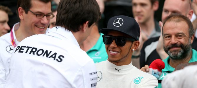 Wolff afirma que las conversaciones sobre el contrato de Hamilton tendrán que esperar