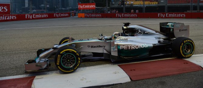 Lewis Hamilton reluce bajo los focos al liderar los L2 del GP de Singapur 2014
